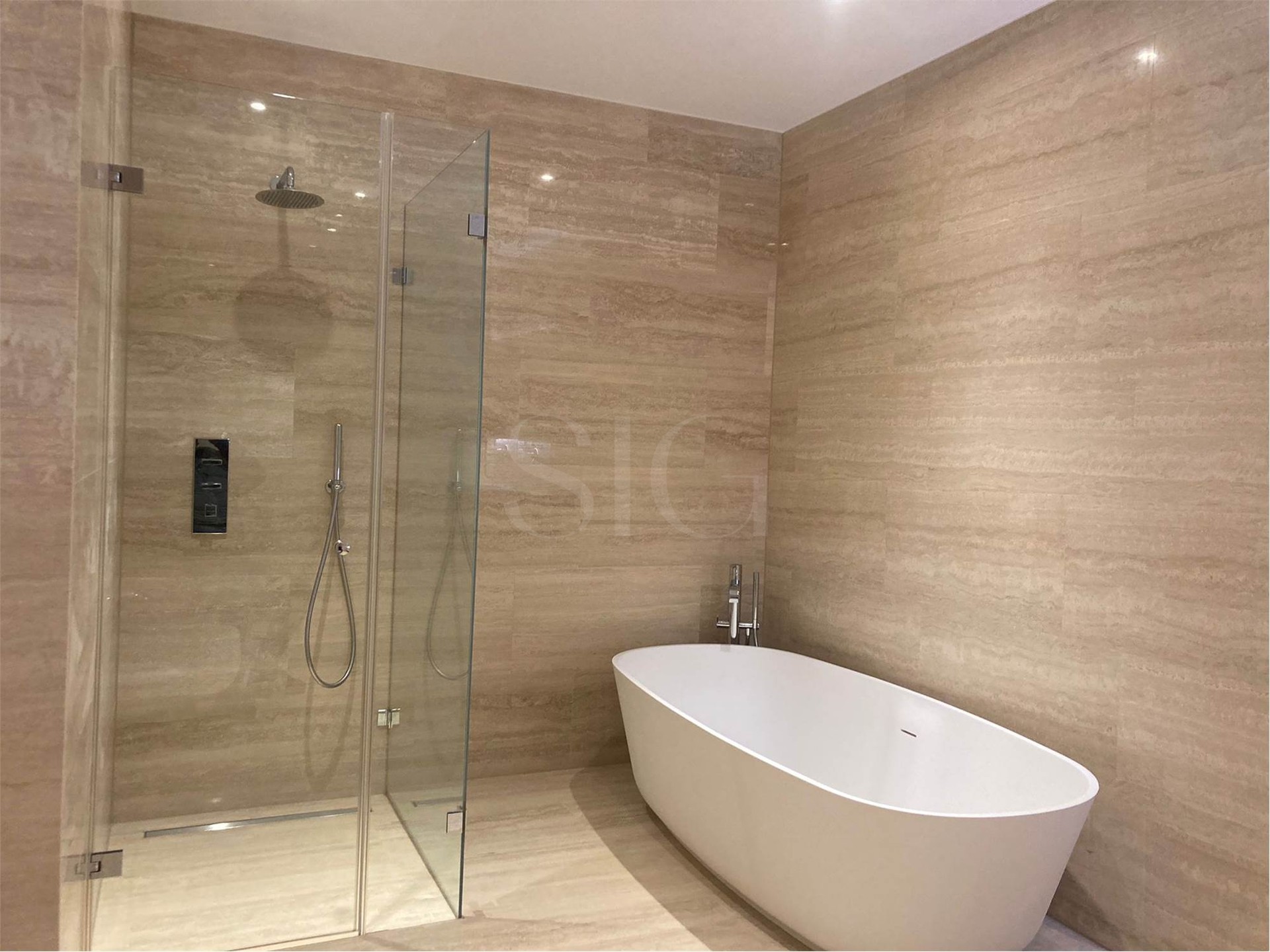 Luxuriöses Badezimmer mit Walk-in-Dusche und freistehender Badewanne
