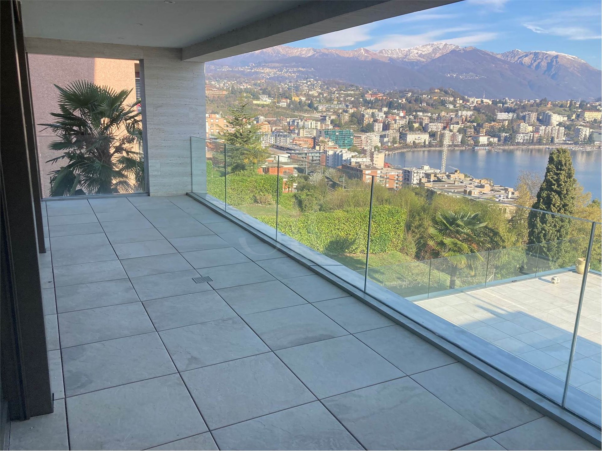 Überdachte Terrasse mit Panoramablick