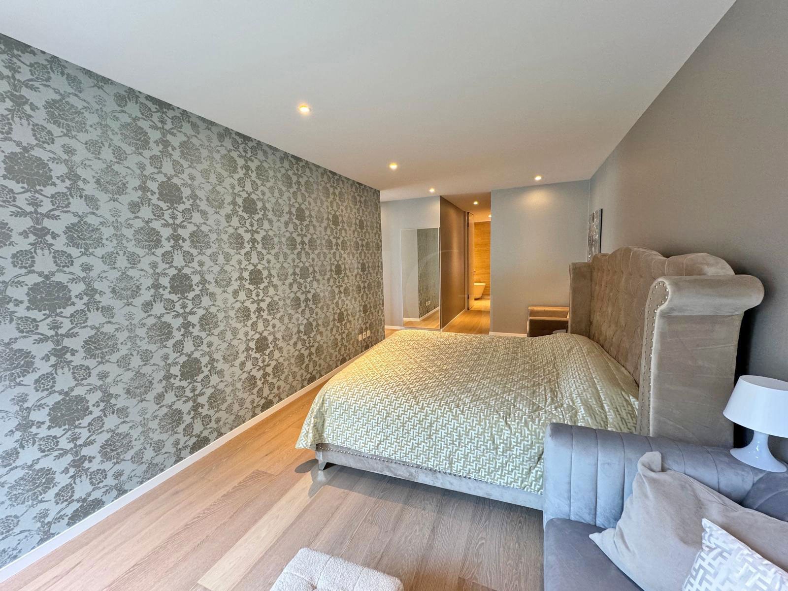 Elegantes Schlafzimmer mit Musterwand