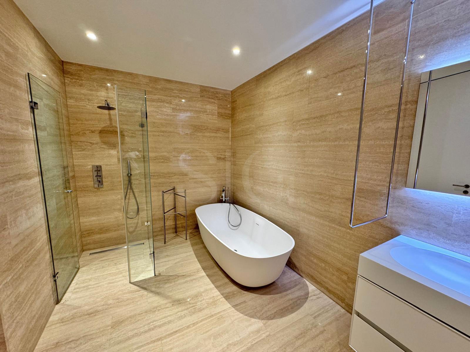 Modernes Badezimmer mit freistehender Wanne und Walk-in-Dusche