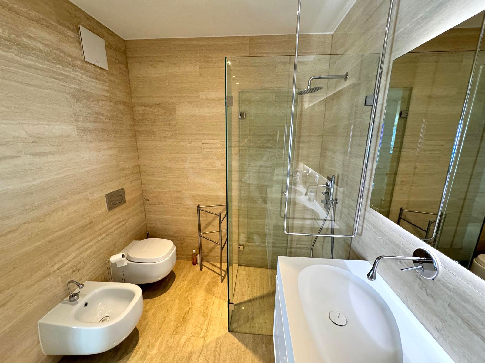 Modernes Badezimmer mit Dusche und separatem WC