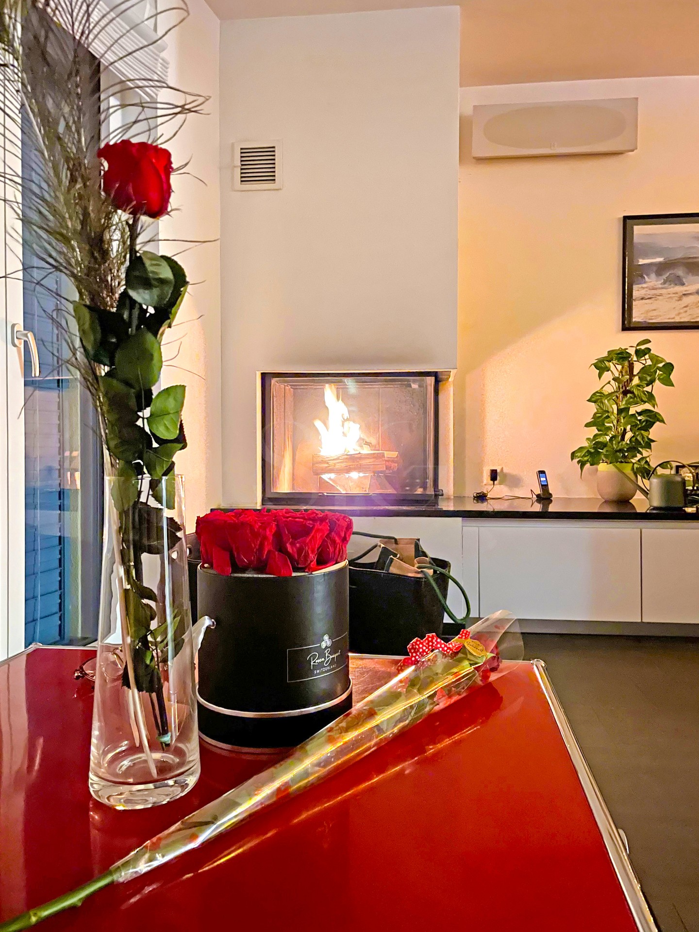 Gemütlicher Wohnbereich mit Kamin und Blumen