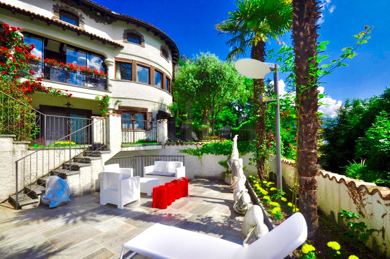 Außenansicht einer mediterranen Villa mit Terrasse