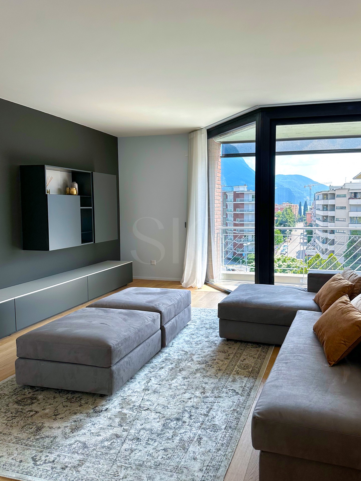 Modernes Wohnzimmer mit Panoramafenster
