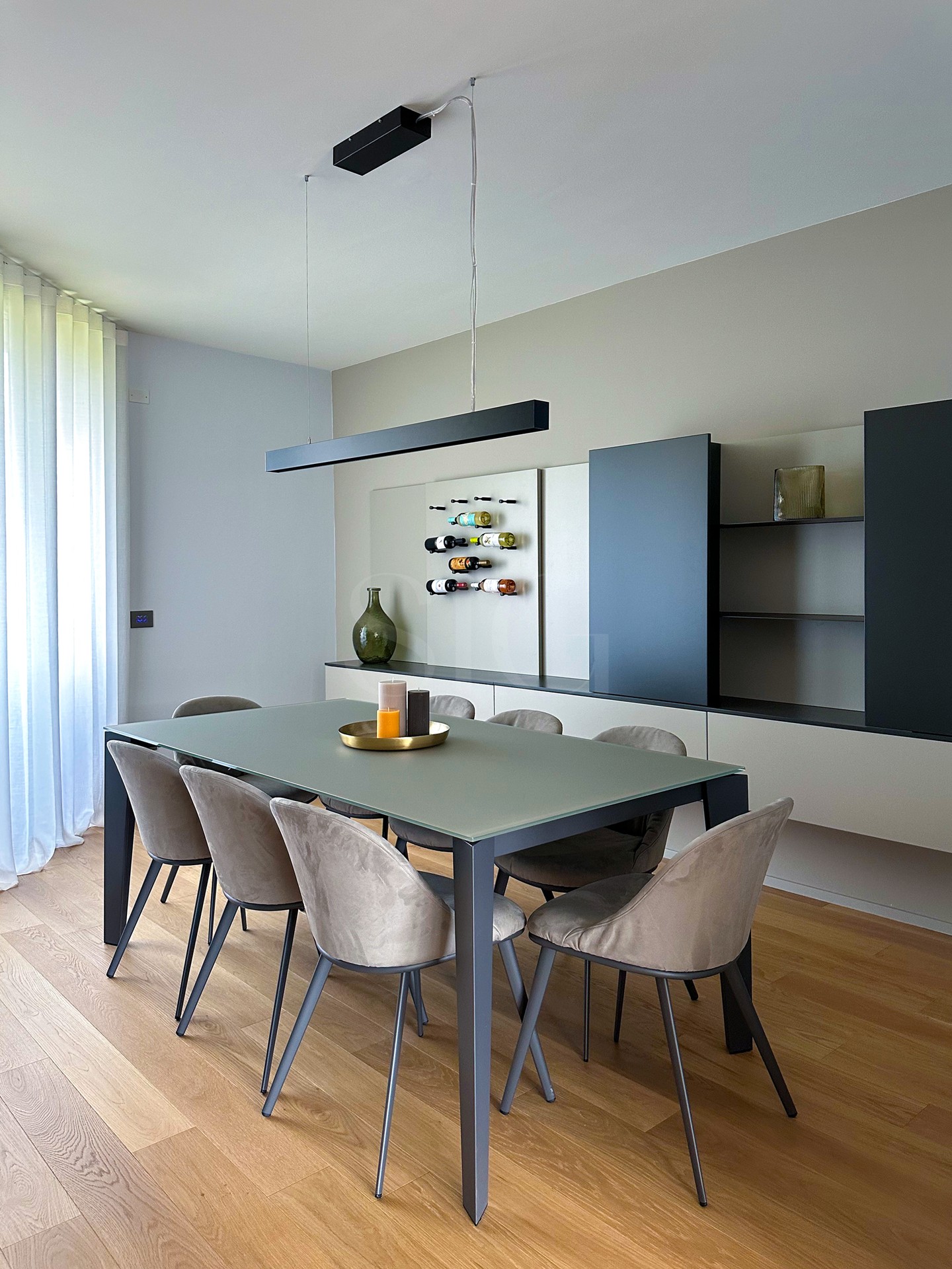 Modernes Esszimmer mit Designmöbeln