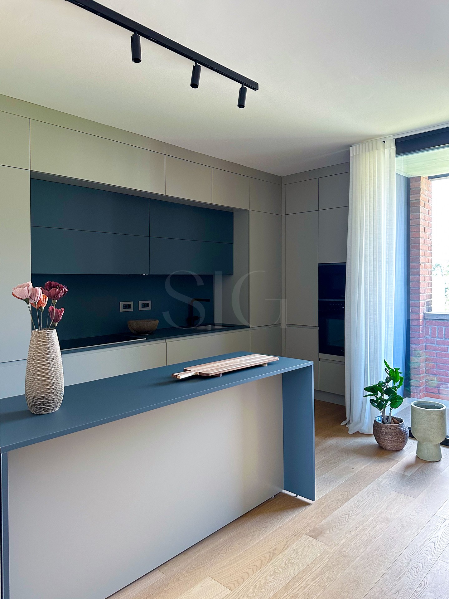 Moderne Designküche mit Insel