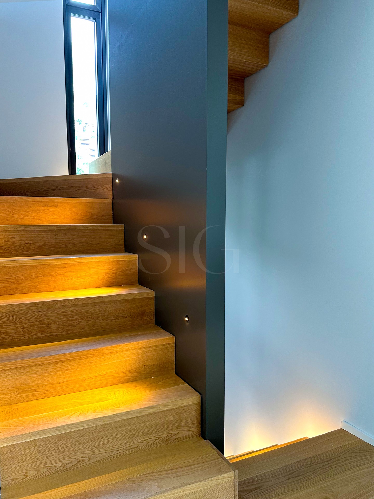 Moderne Holztreppe mit Lichtakzenten