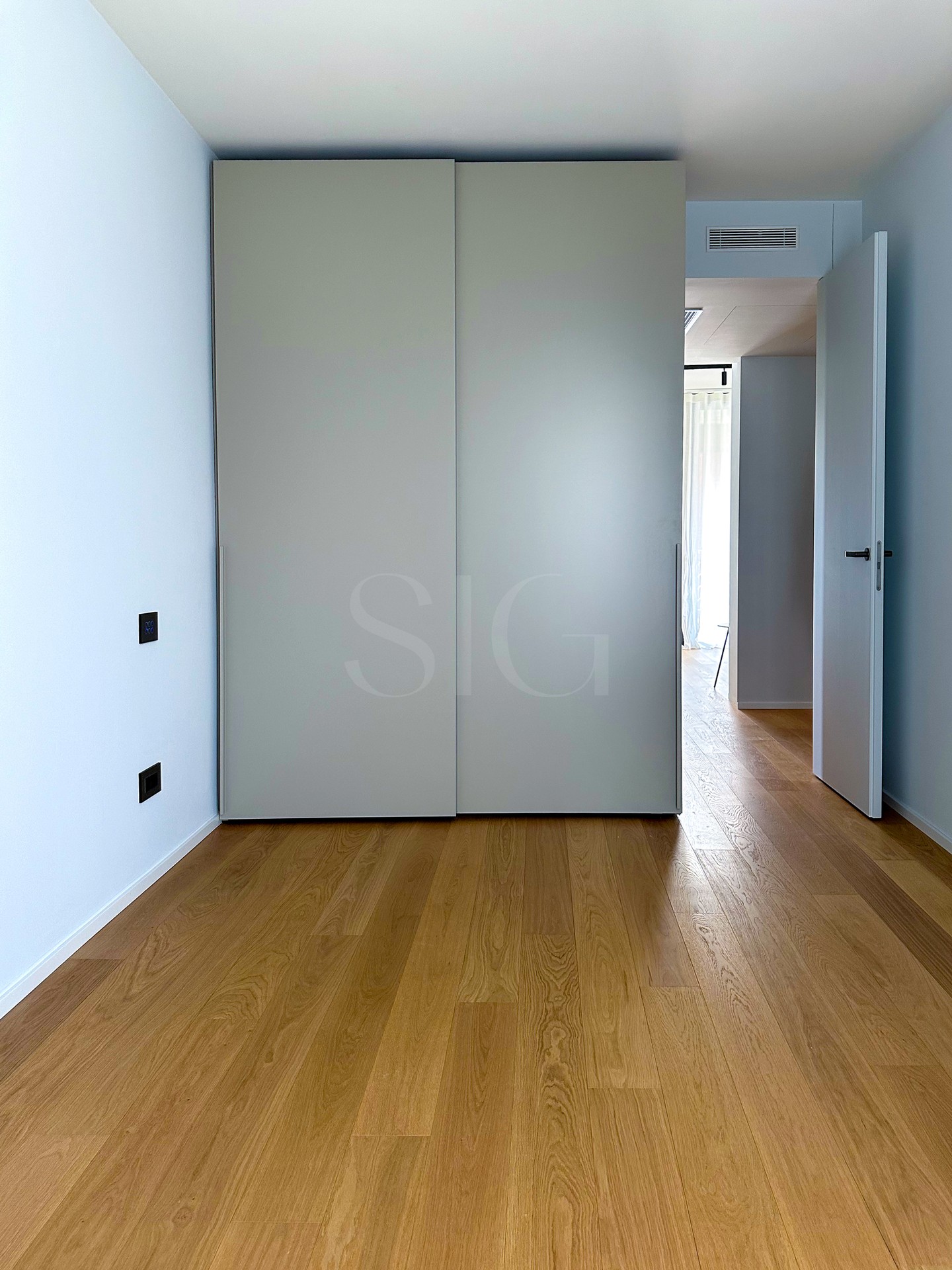 Modernes Schlafzimmer mit Einbauschrank