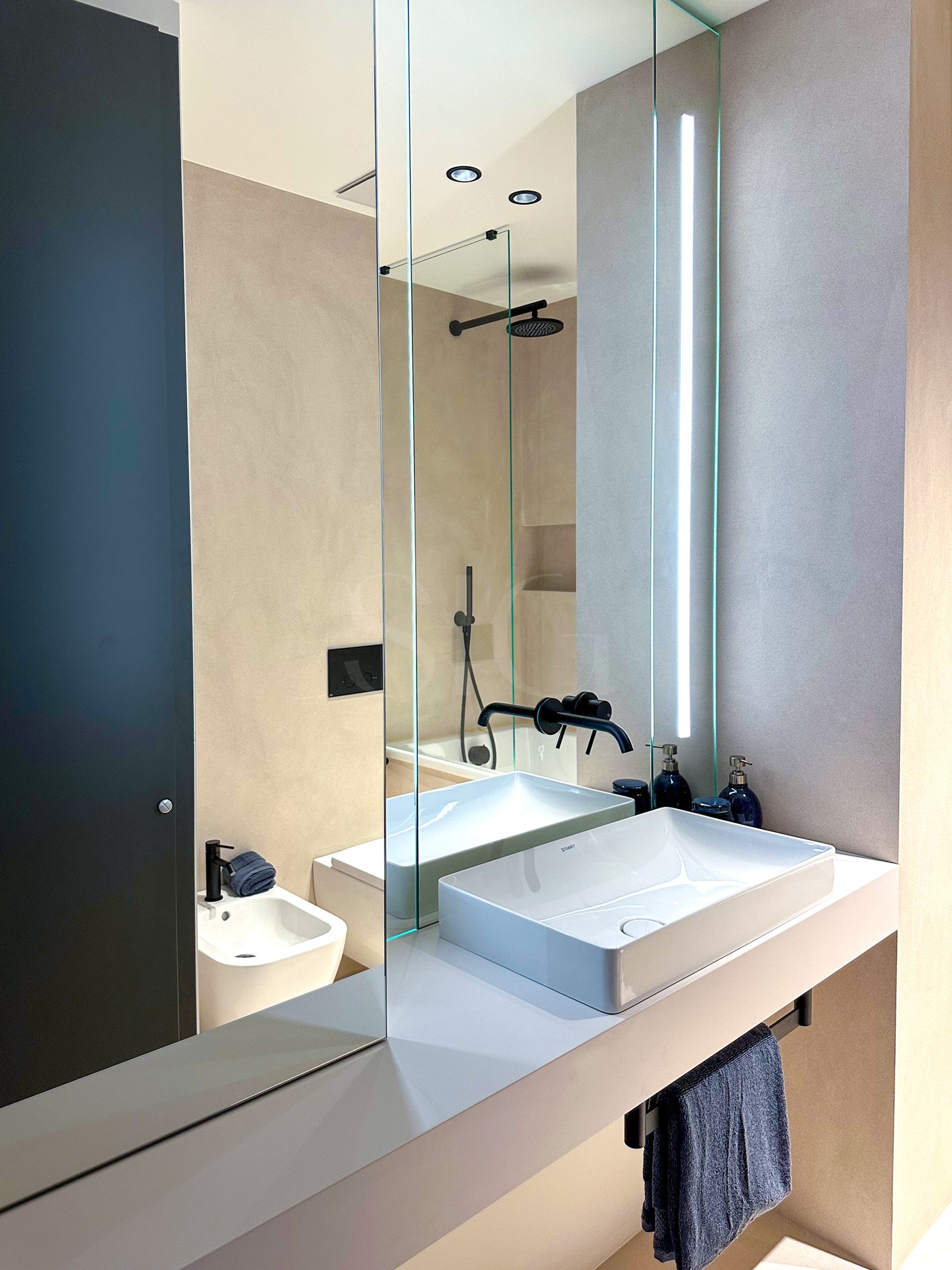 Modernes Badezimmer mit Doppelwaschbecken und Walk-in-Dusche