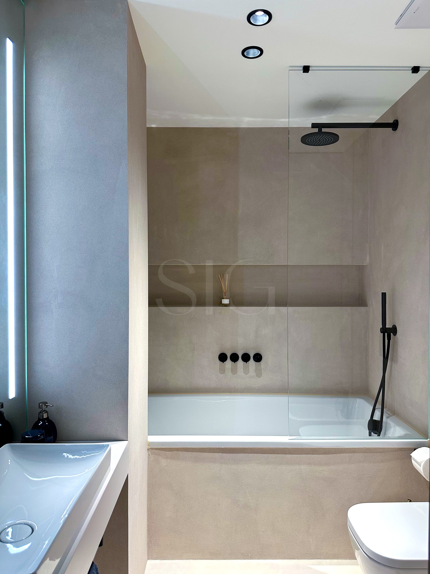 Modernes Badezimmer mit Dusche und Waschtisch