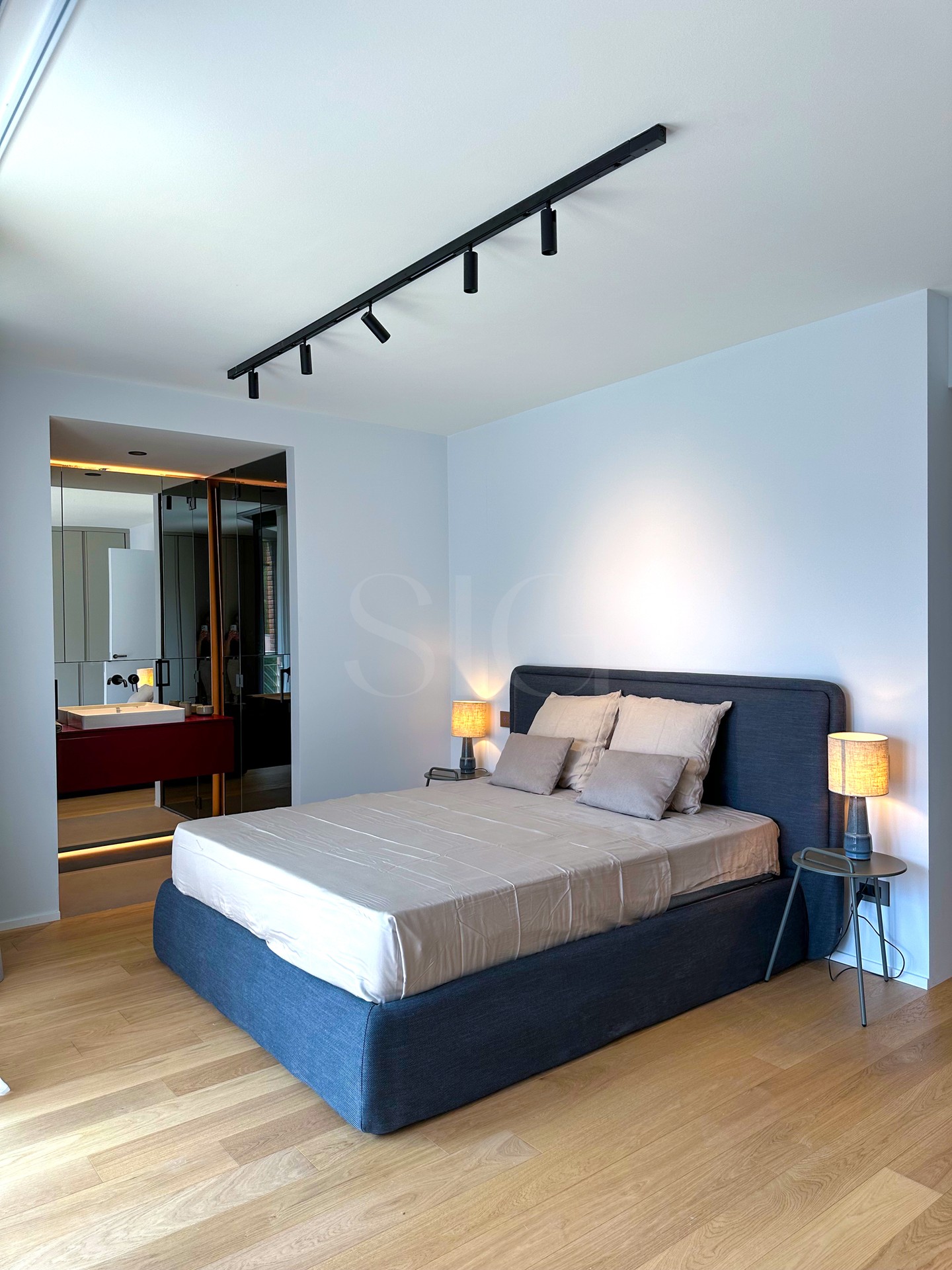 Modernes Schlafzimmer mit Badzugang