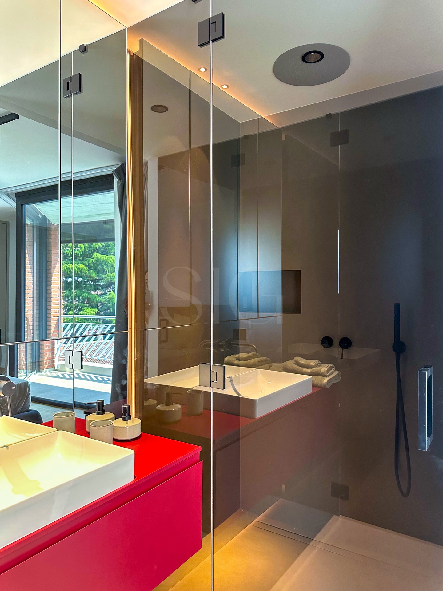 Modernes Badezimmer mit Glasdusche und auffälligem Doppelwaschtisch