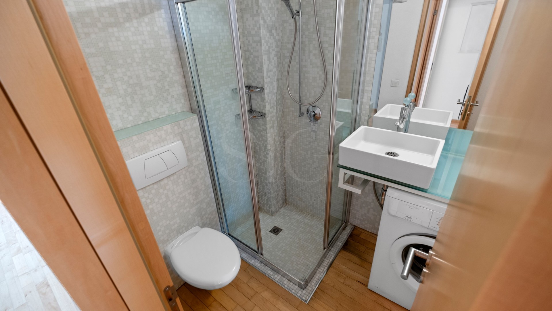 Kleines modernes Bad mit Dusche und Doppelwaschbecken