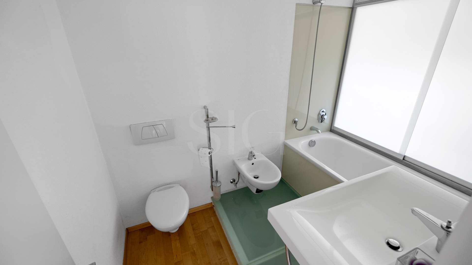 Kleines Badezimmer mit Wanne und WC