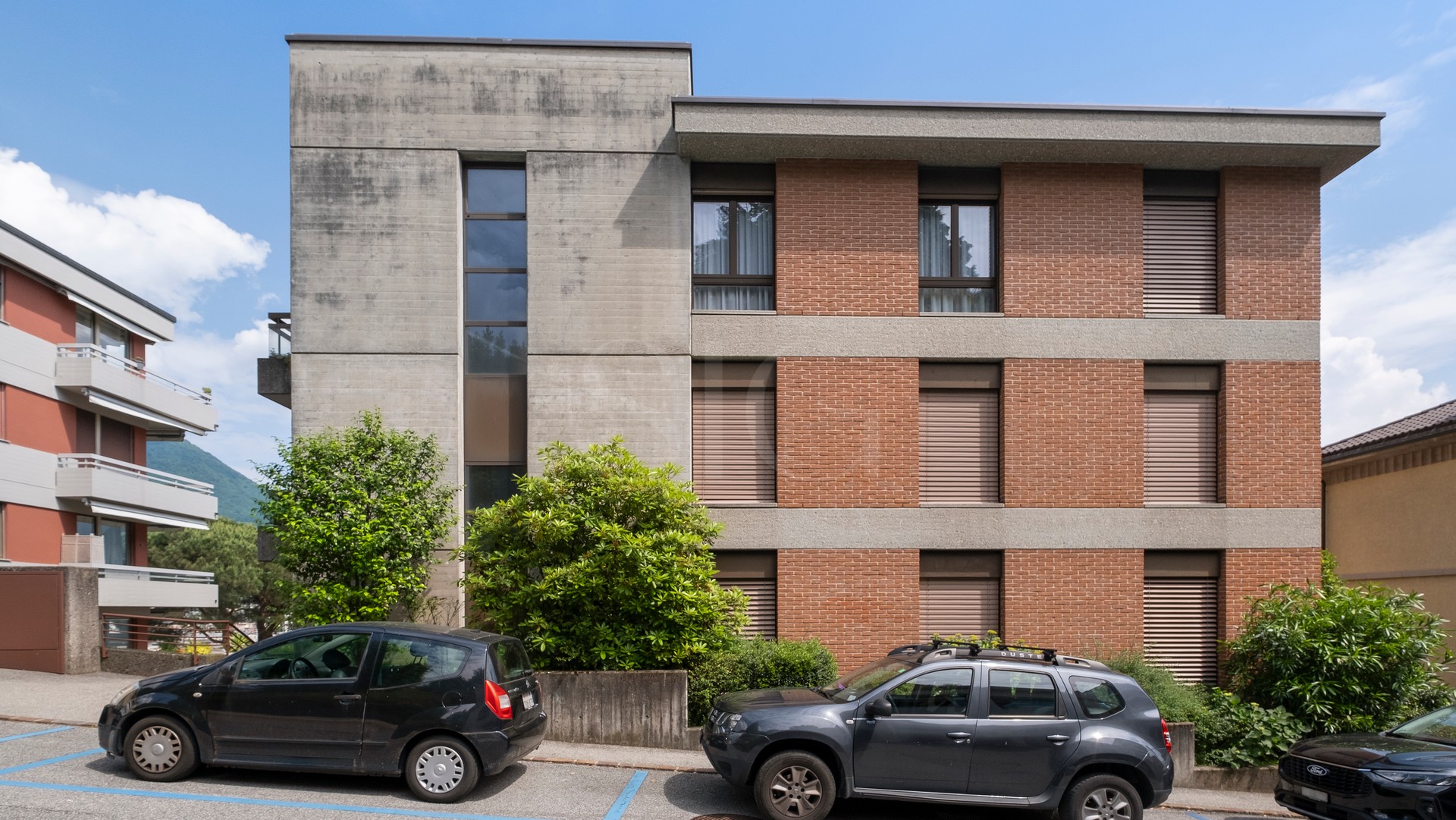 Mehrfamilienhaus mit Backstein- und Sichtbetonfassade
