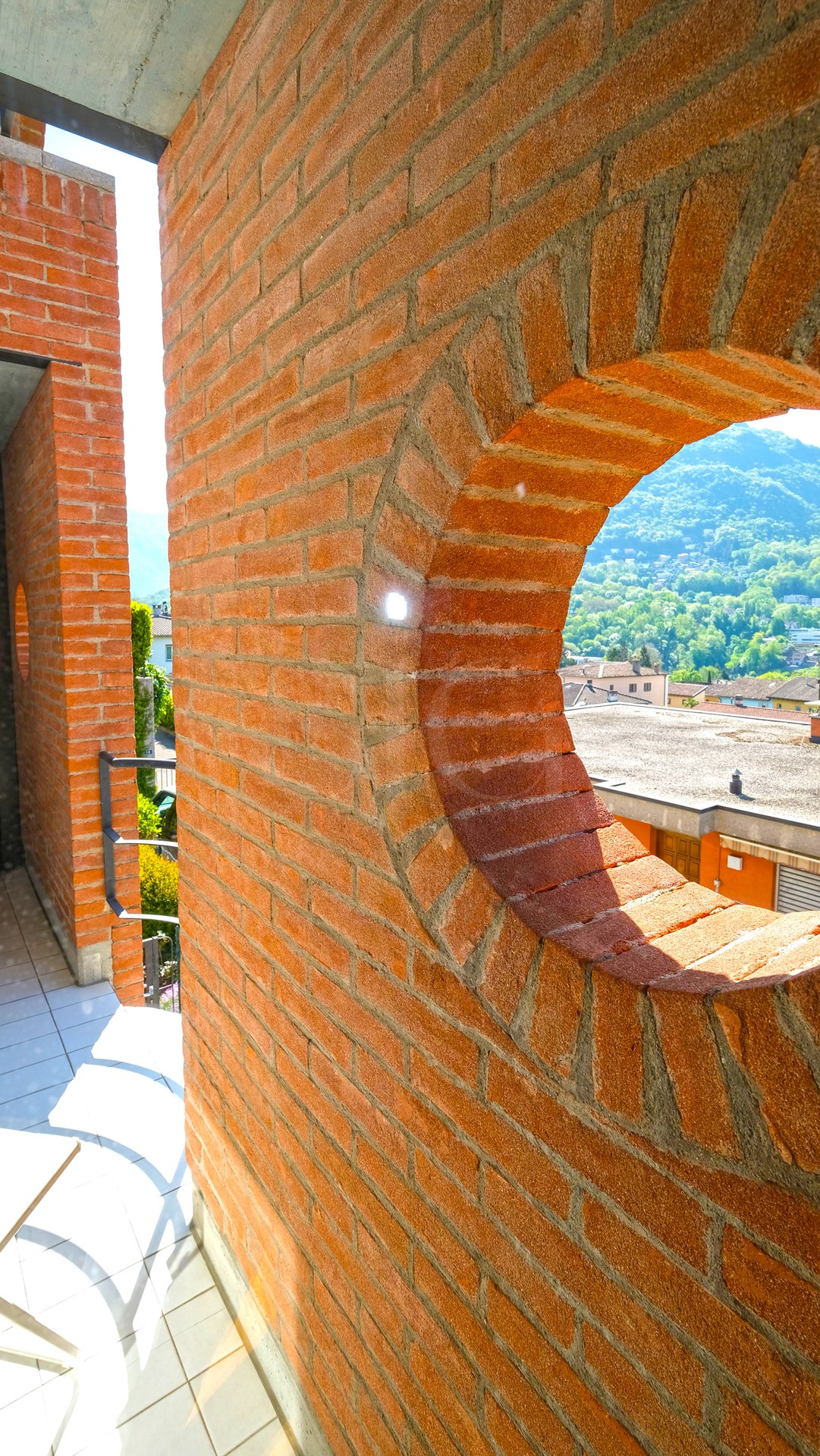 Balkon mit gemauertem Rundbogen und Bergblick