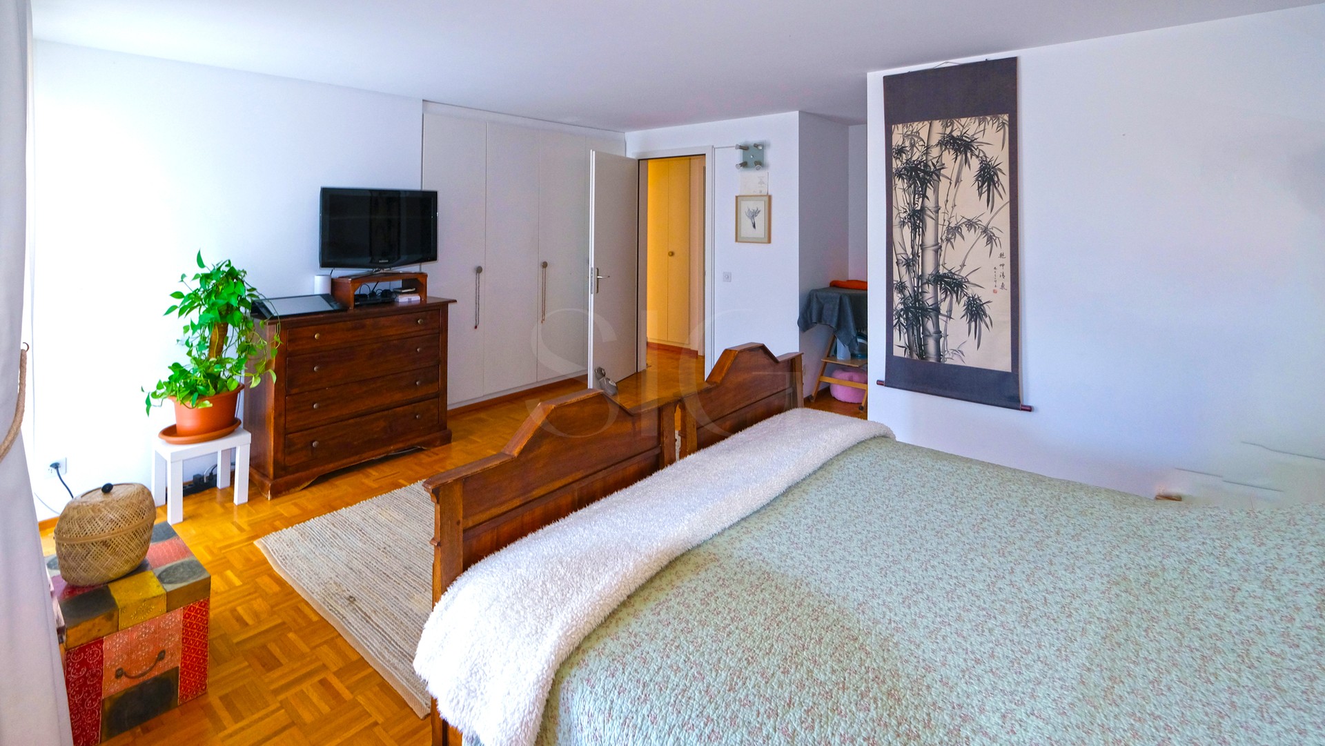 Schlafzimmer mit Holzdetails