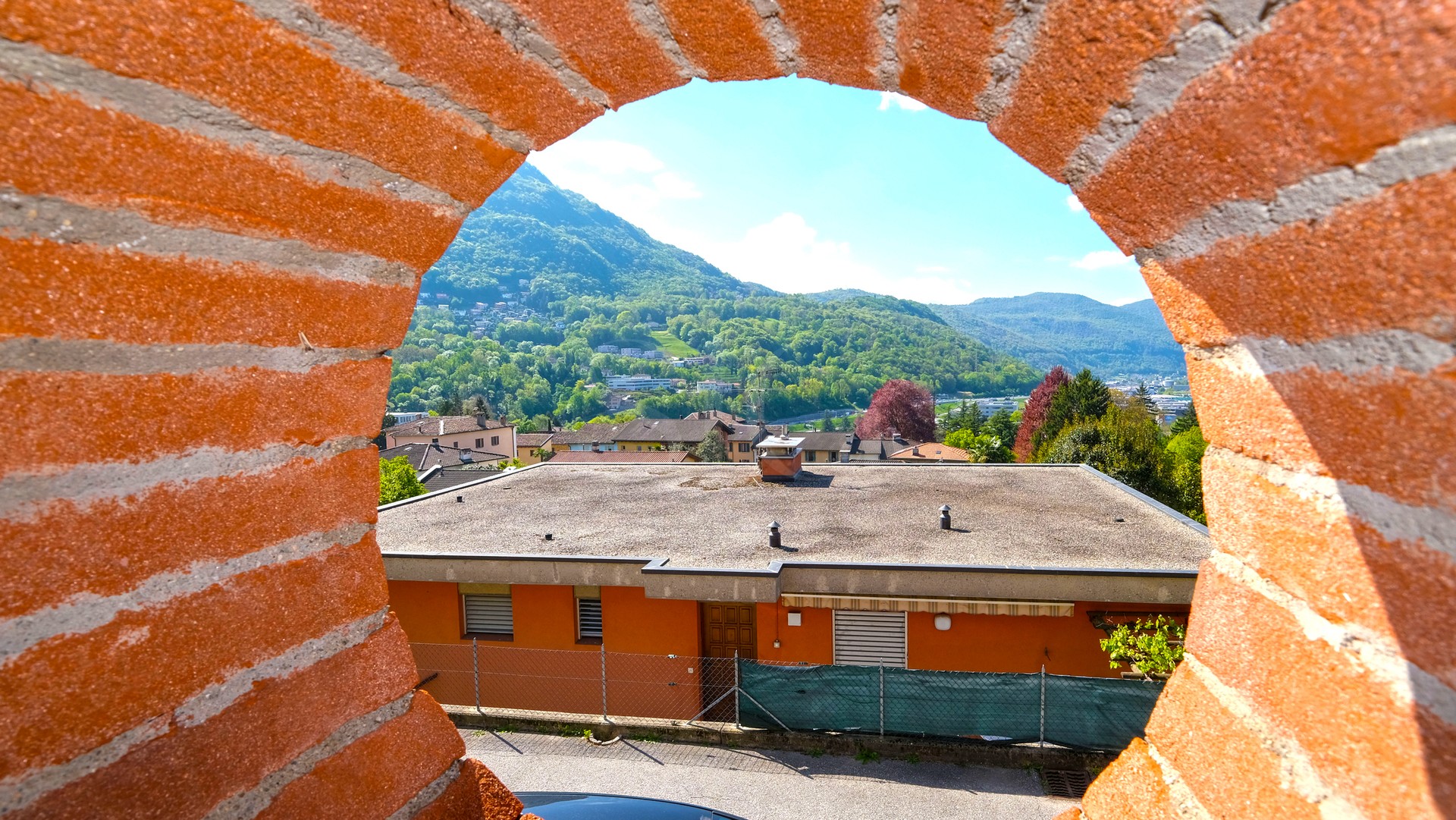 Bergblick durch eine Maueröffnung