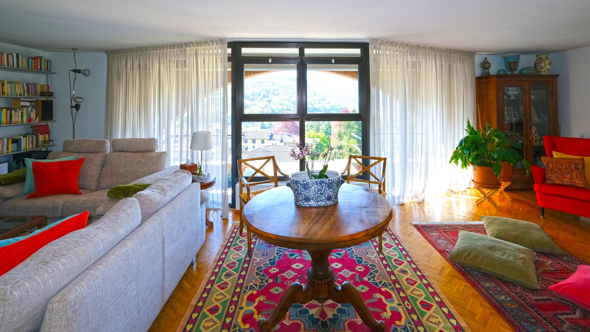 Gemütliches Wohnzimmer mit großem Panoramafenster