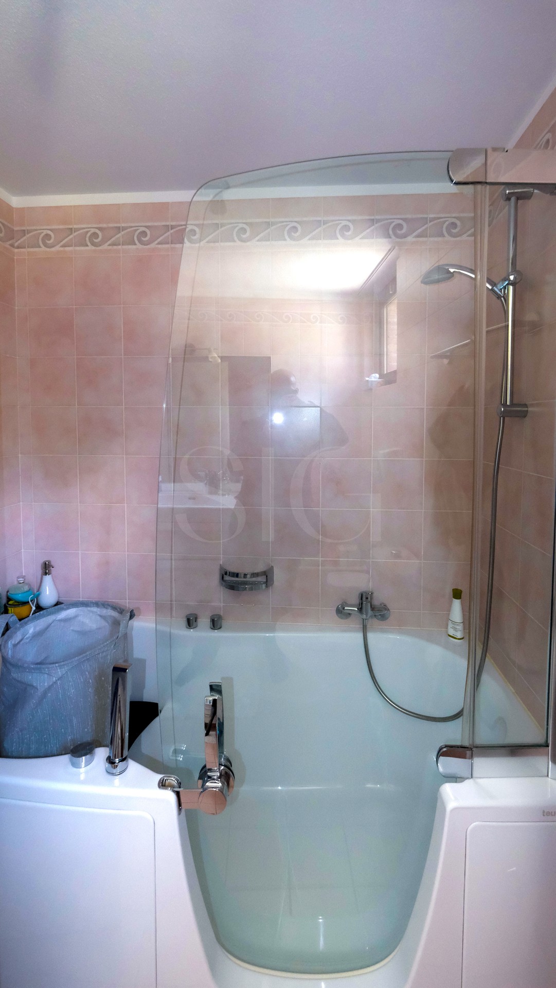 Badezimmer mit Badewanne und Duschabtrennung