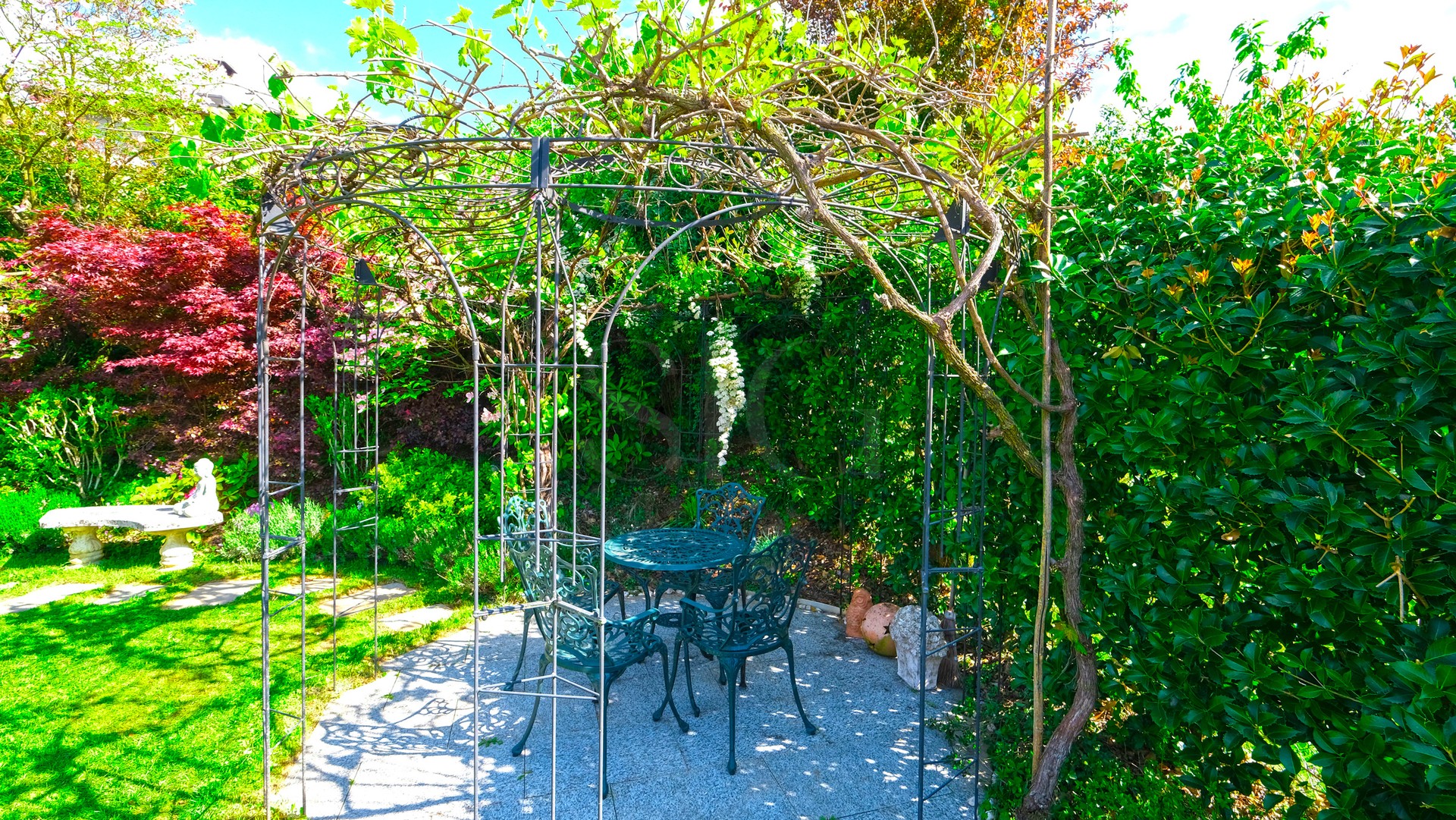 Gartenlaube mit Sitzgruppe