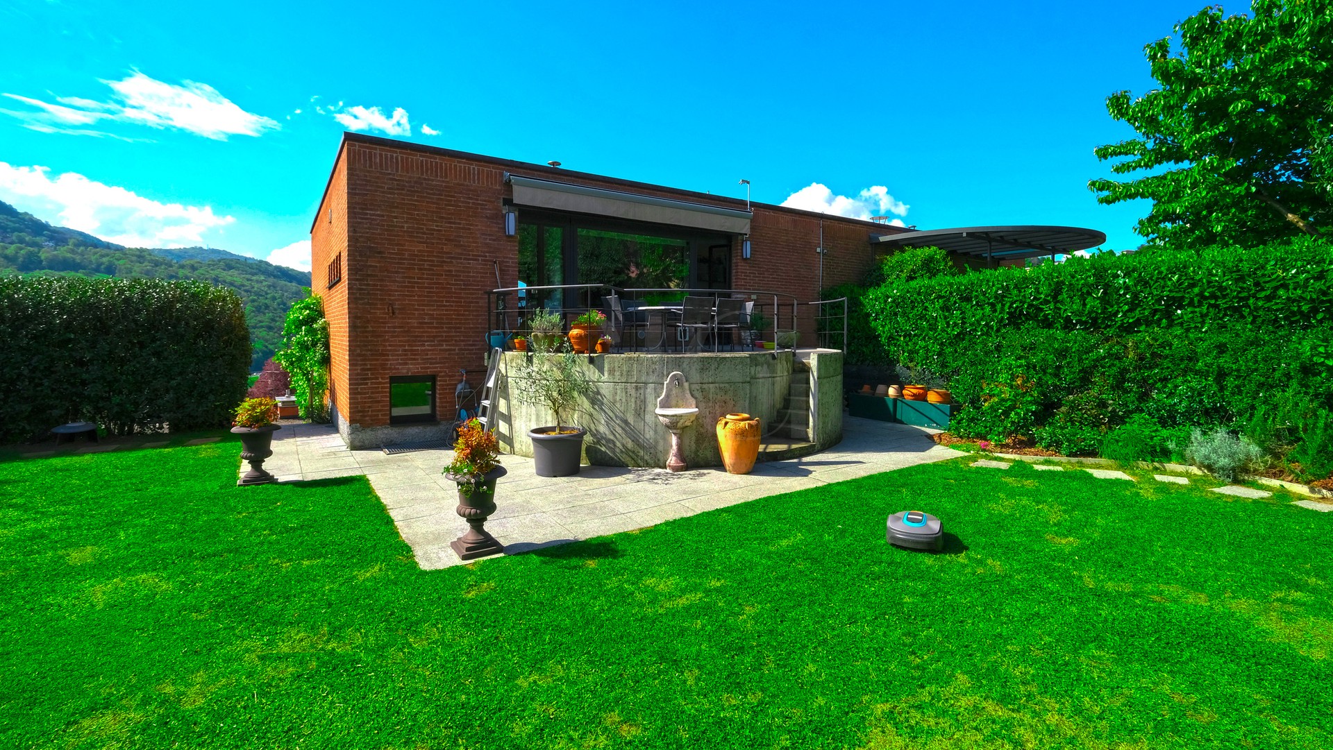 Gartenansicht eines modernen Backsteinhauses mit Terrasse