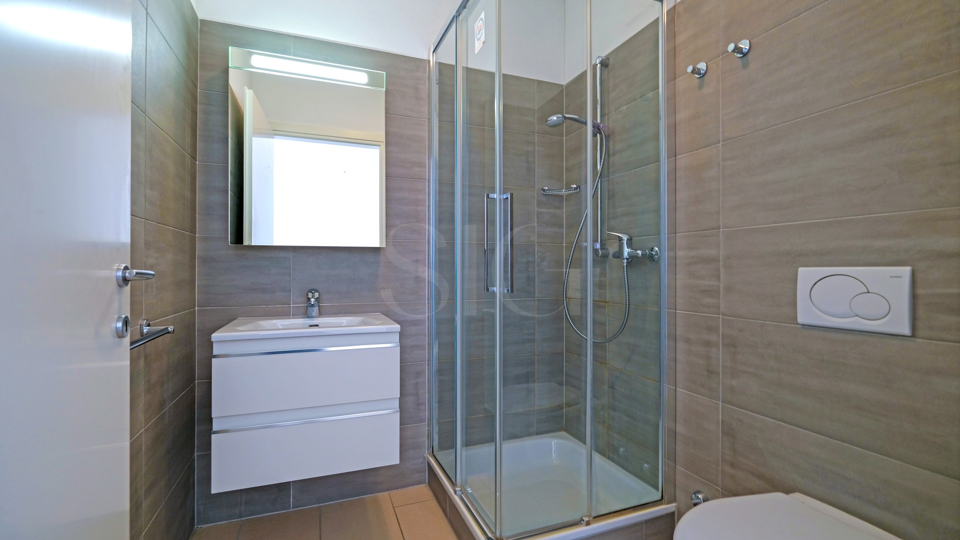 Modernes Badezimmer mit Glasdusche und Waschtisch