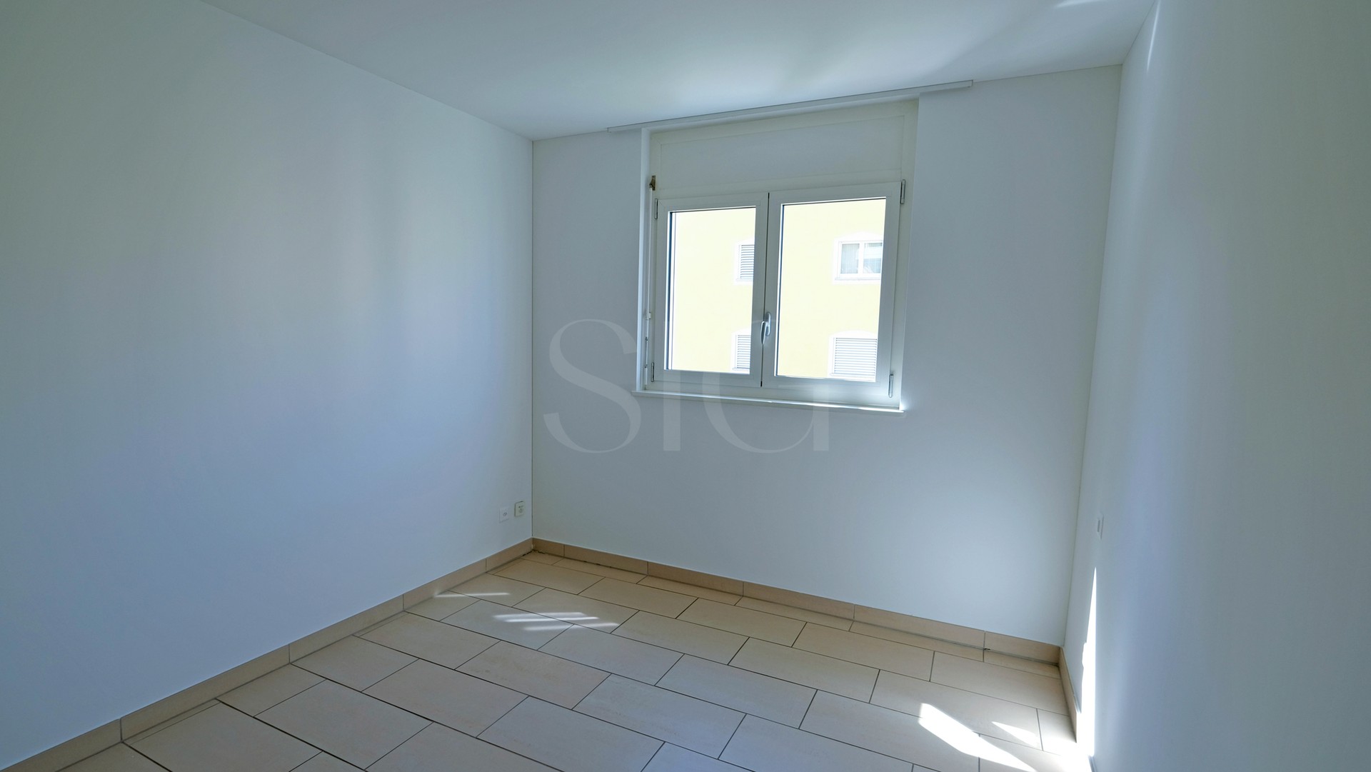 Leerer heller Raum mit Fenster