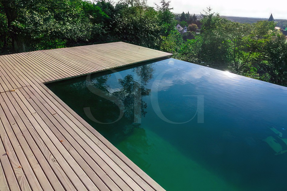 Poolterrasse mit Überlaufpool