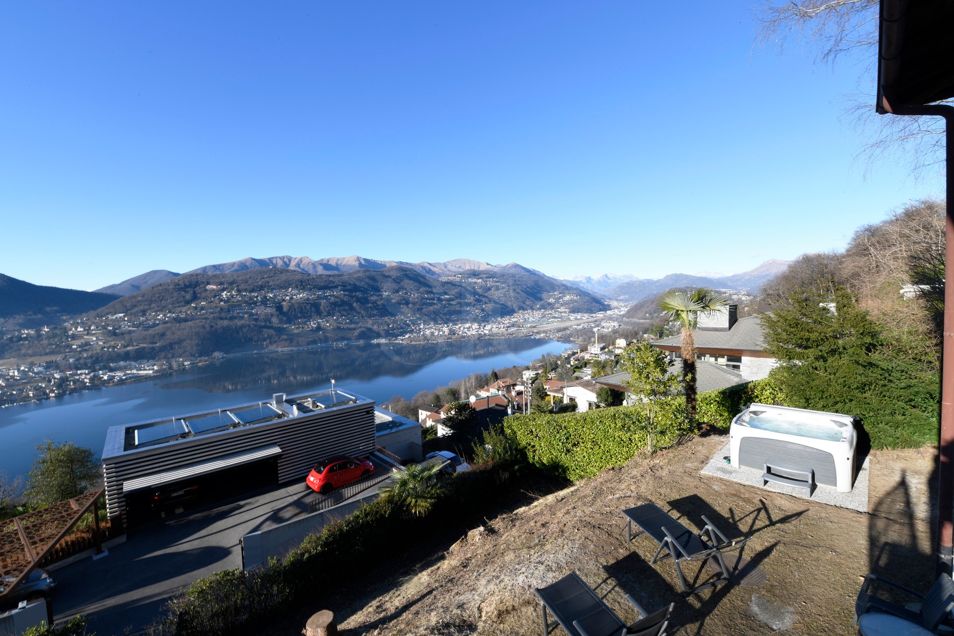Panoramablick über See und Berge
