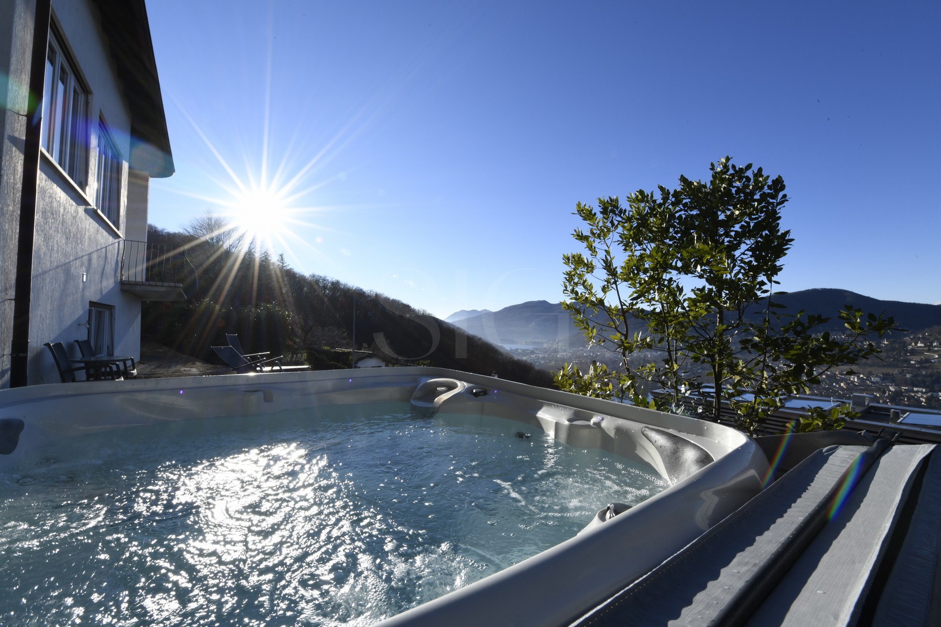 Außenbereich mit Whirlpool und Bergblick
