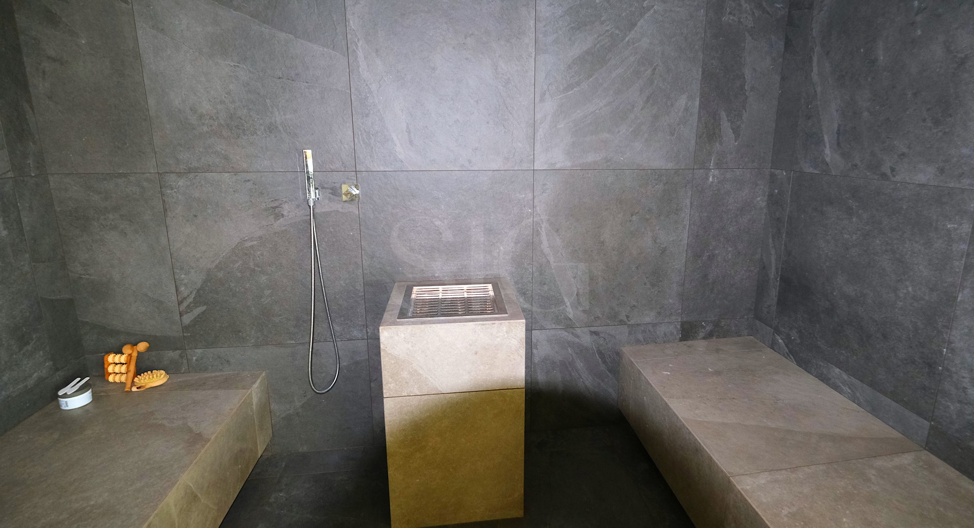 Moderne Dampfkabine mit Steinverkleidung