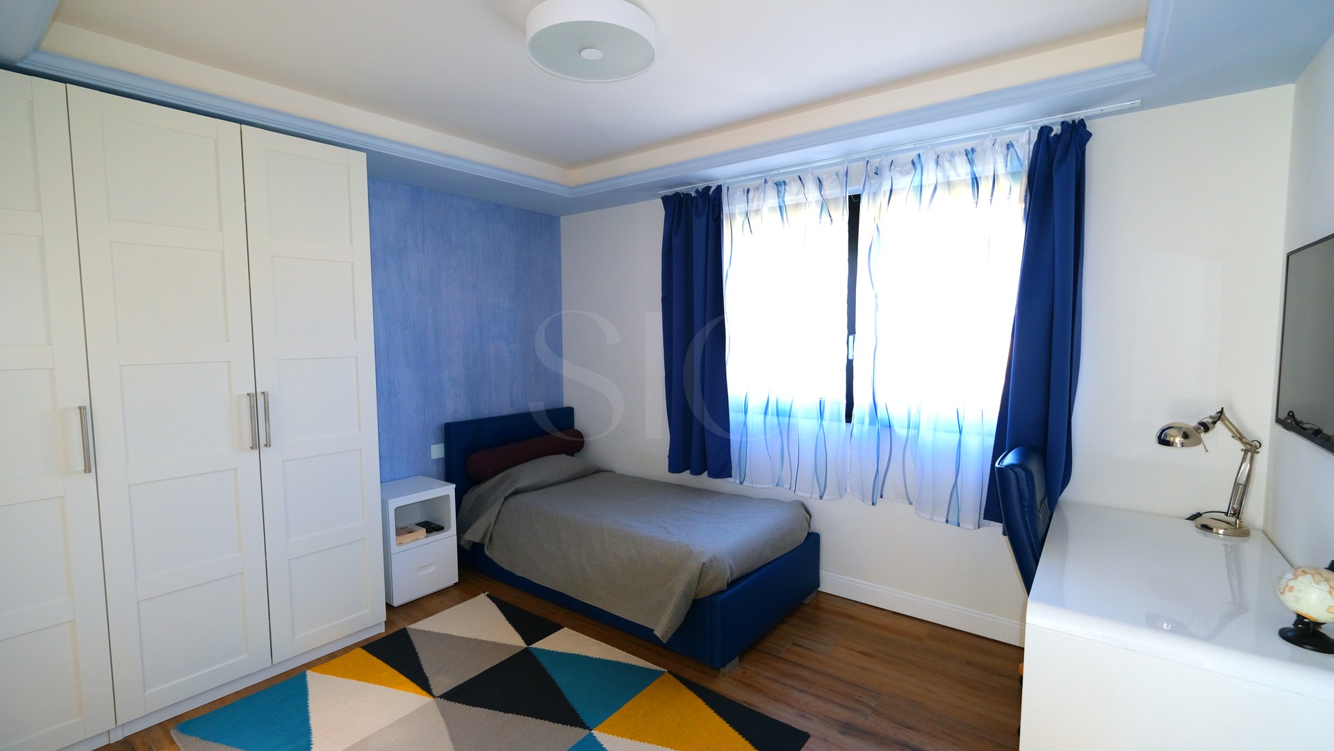 Hell eingerichtetes Schlafzimmer