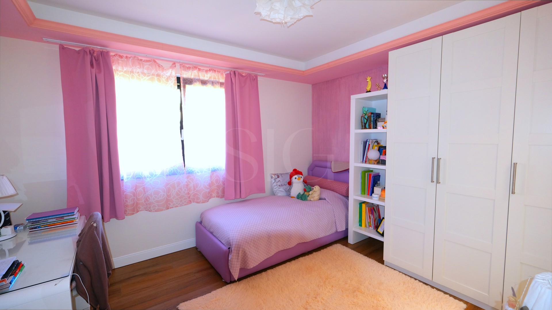 Helles Kinderzimmer in Rosa und Weiß