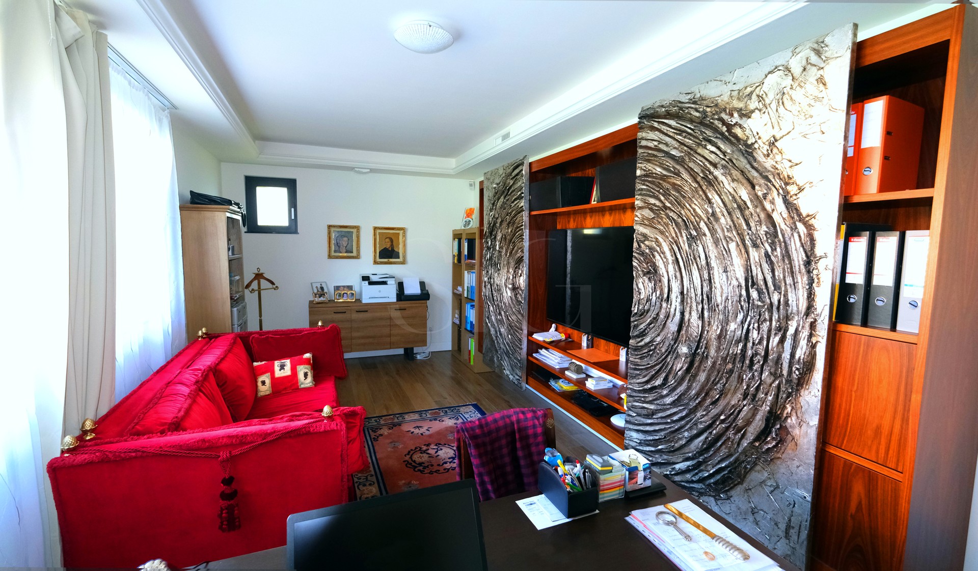 Wohnzimmer mit Bürobereich und großer Wohnwand