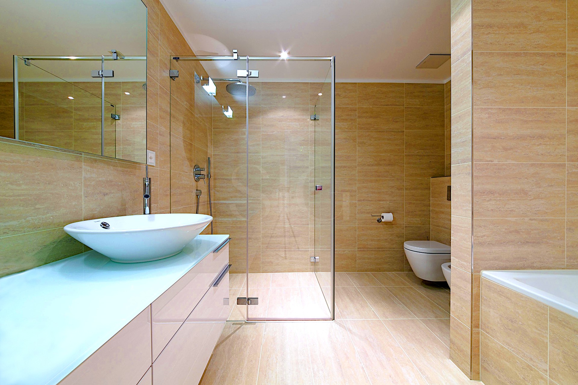 Modernes Bad mit Glasdusche