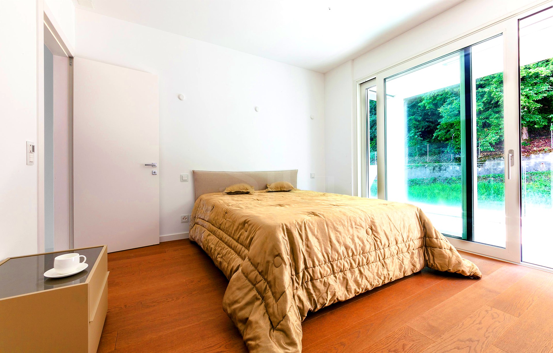 Helles Schlafzimmer mit Gartenblick