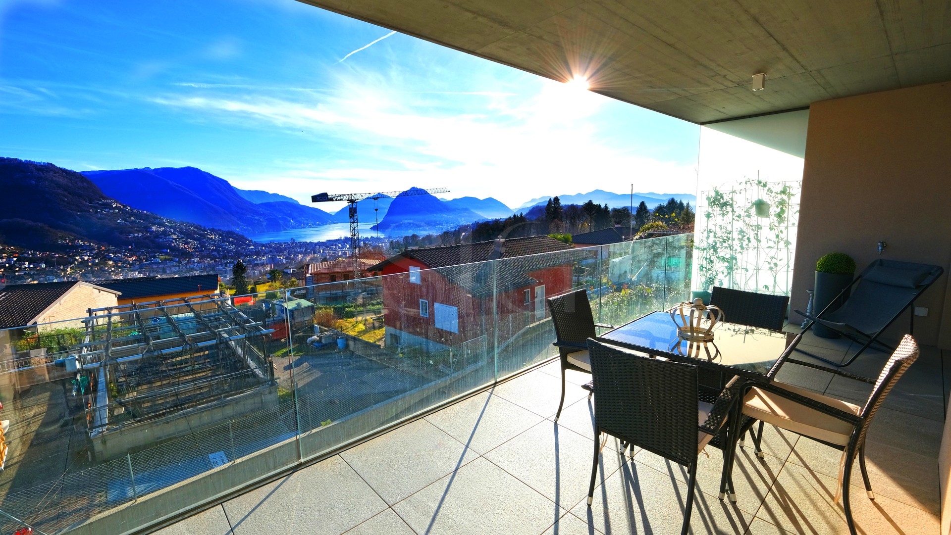 Balkon mit Panorama- und Bergblick