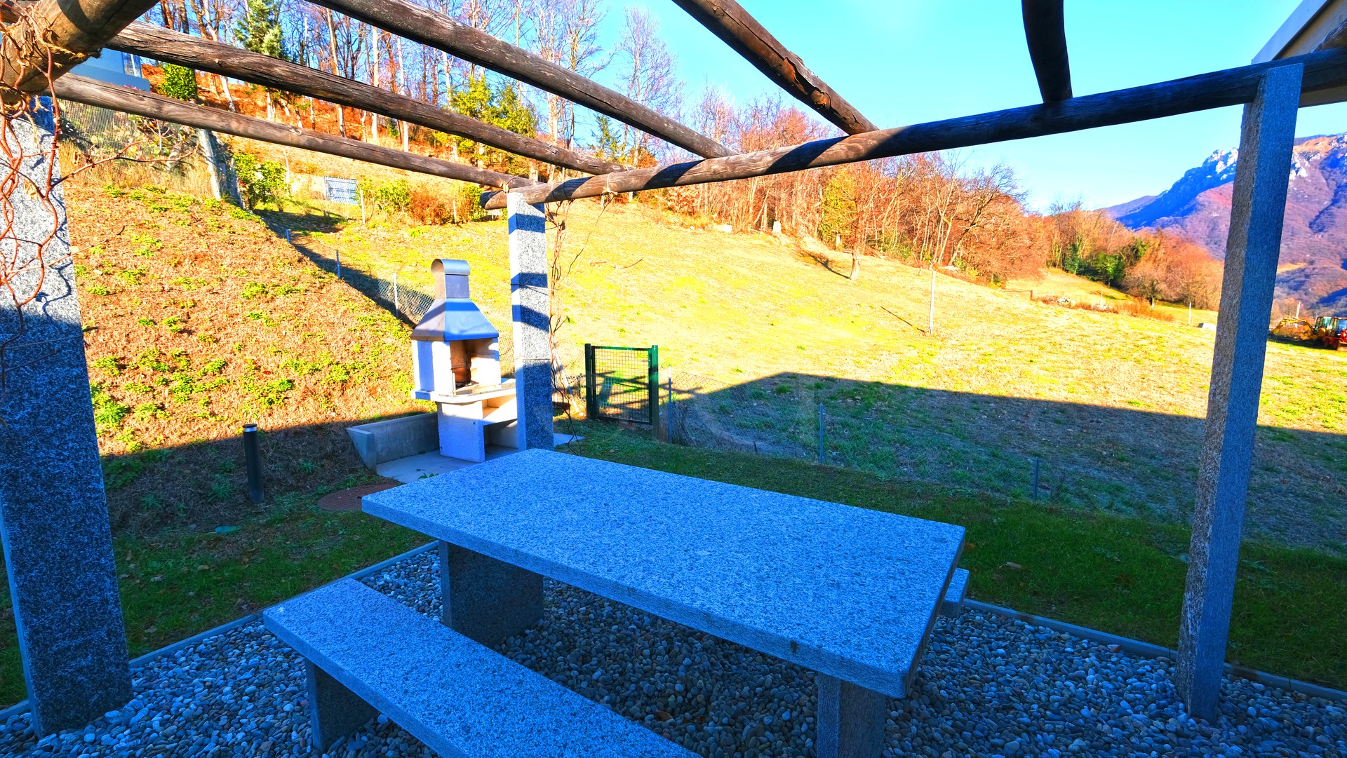 Außenbereich mit Grillplatz und Bergblick