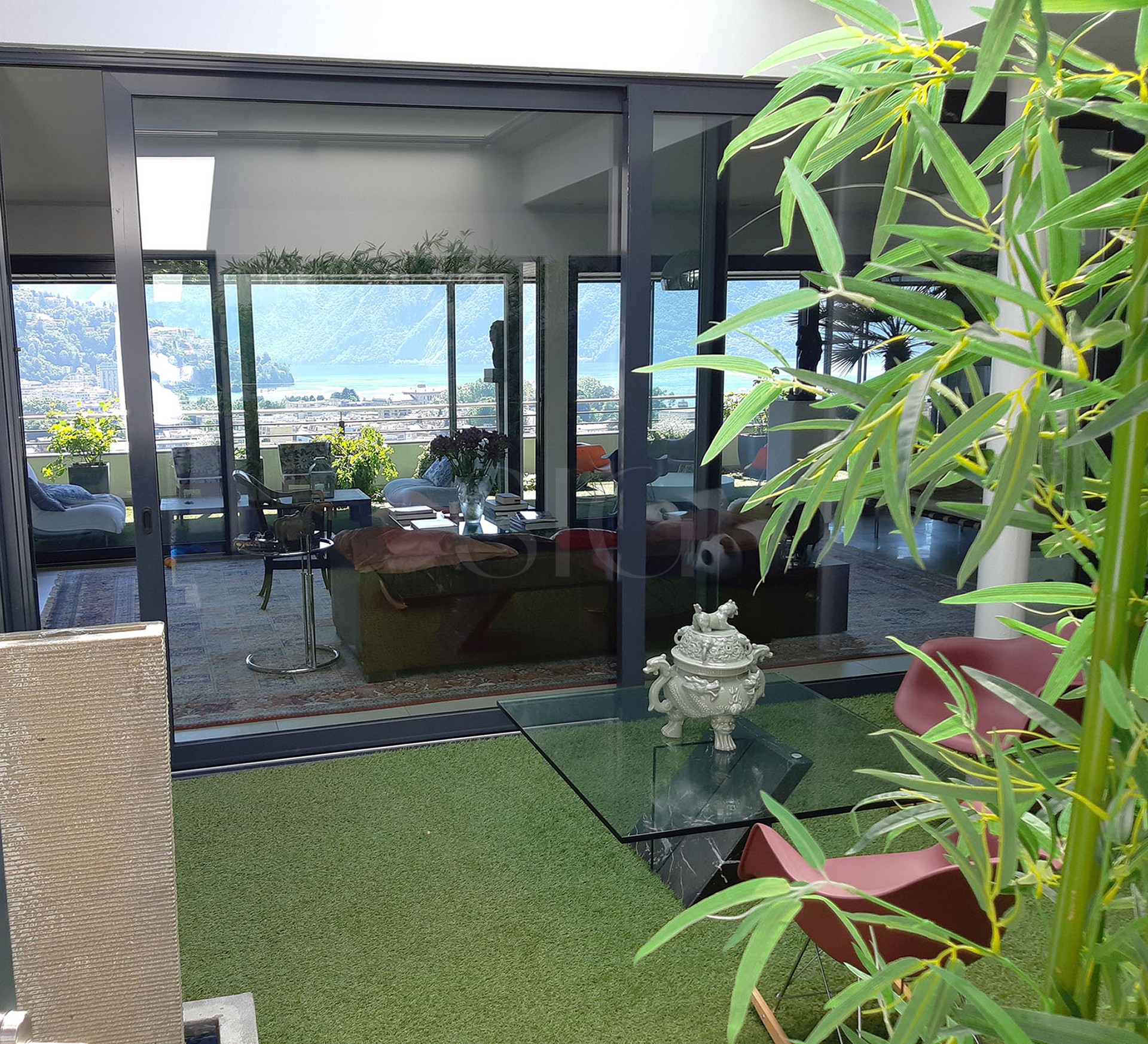 Luxuriöse Terrasse mit Seeblick