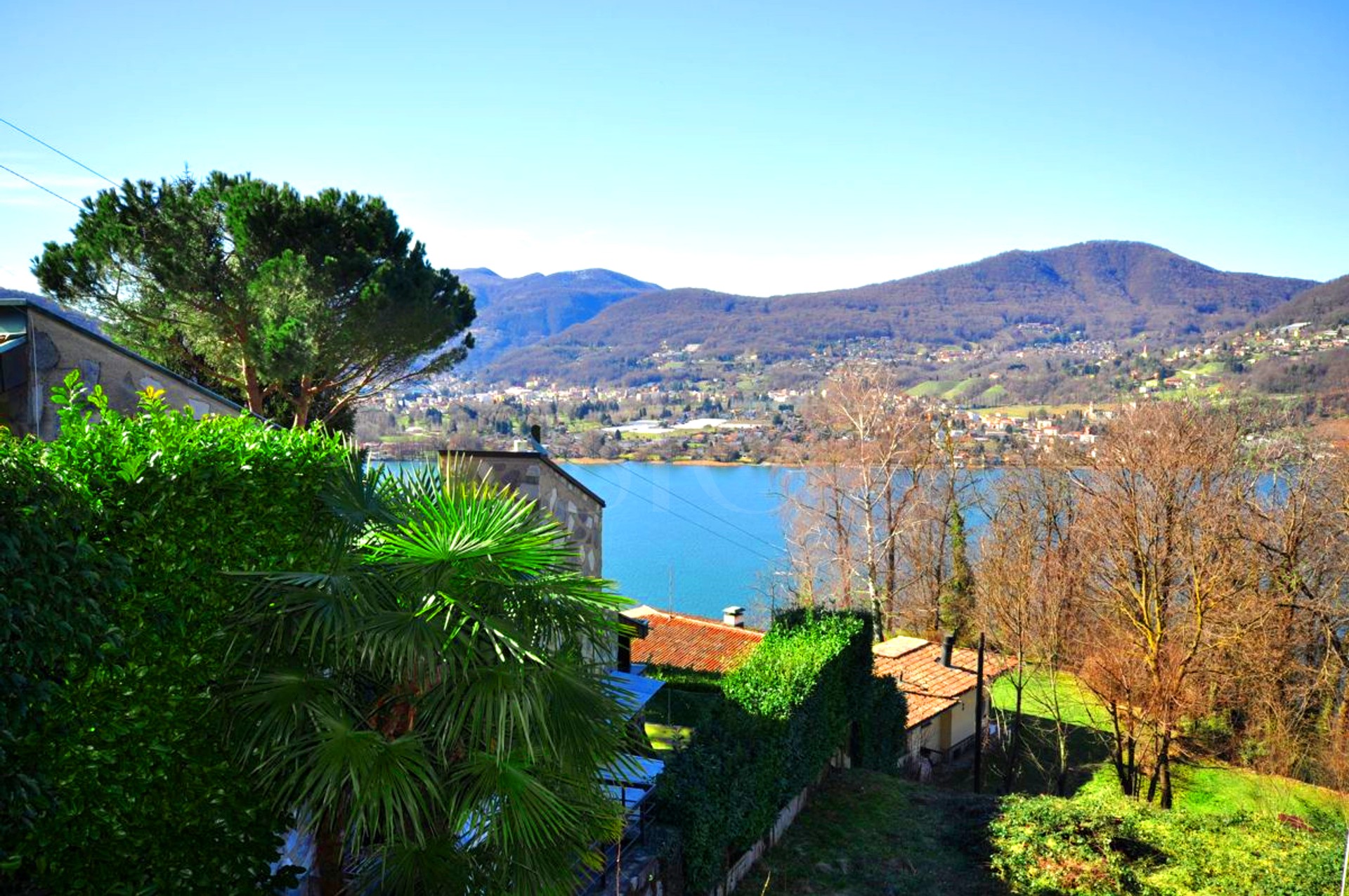 Seeblick mit Berglandschaft
