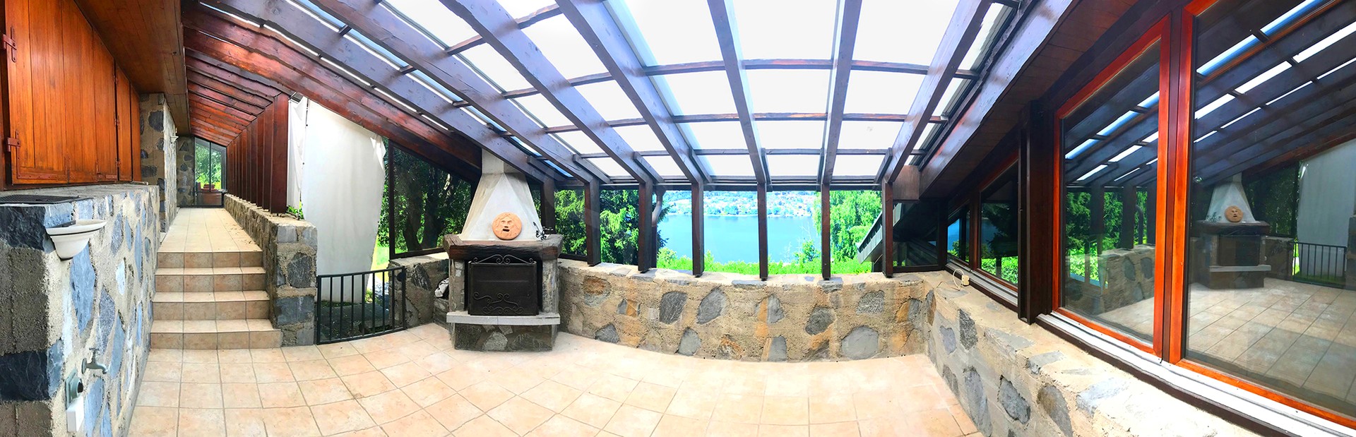 Überdachte Terrasse mit Seeblick