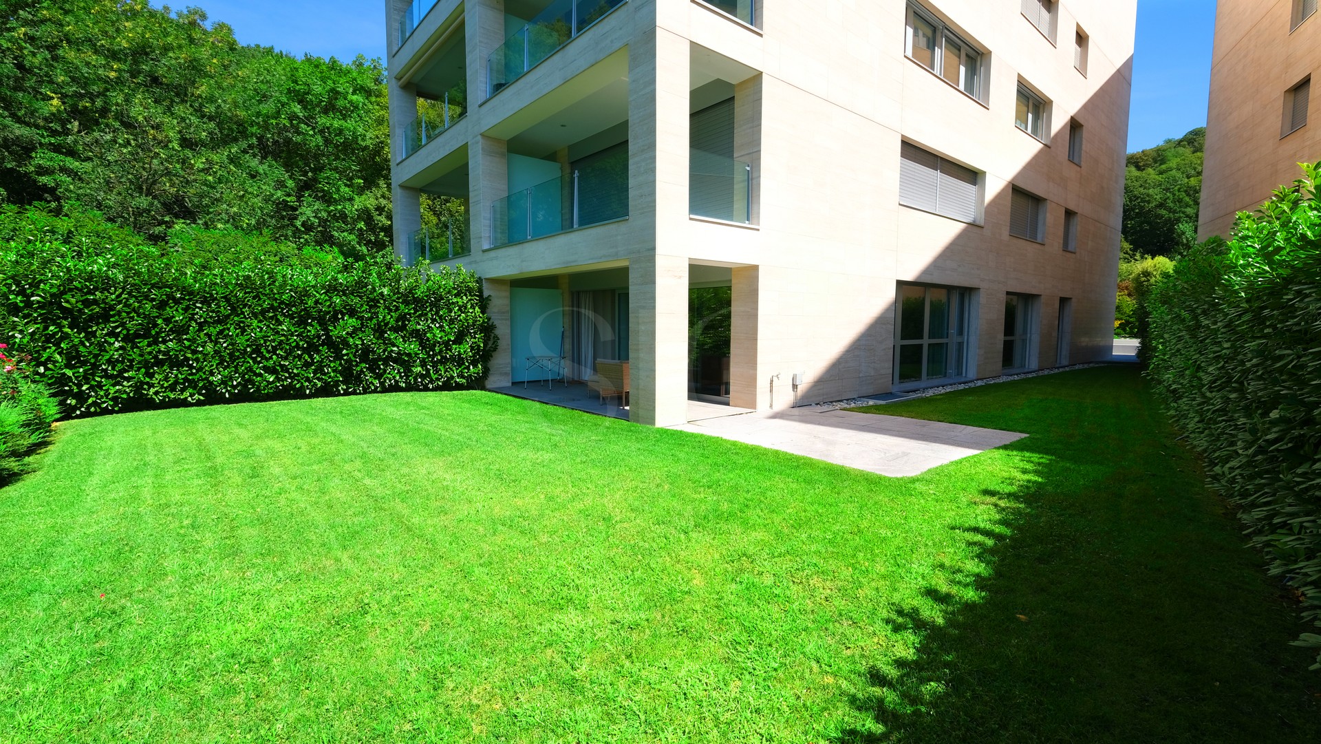 Moderne Wohnanlage mit Garten