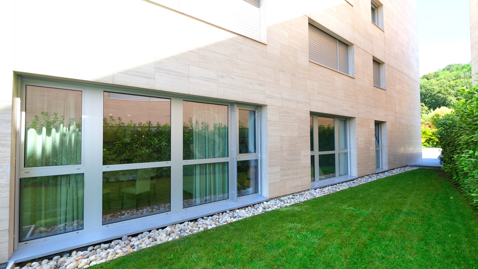 Außenansicht eines modernen Gebäudes mit Garten
