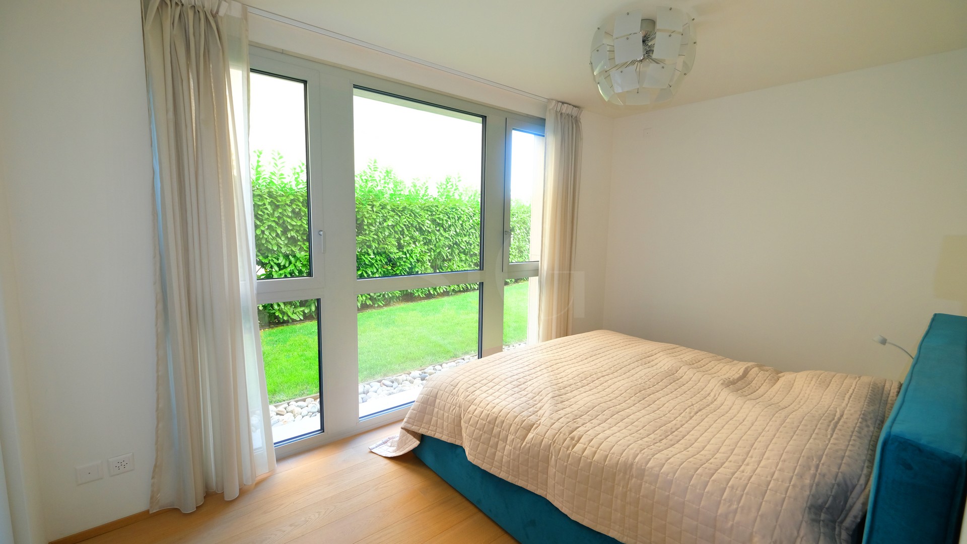 Helles Schlafzimmer mit Gartenblick