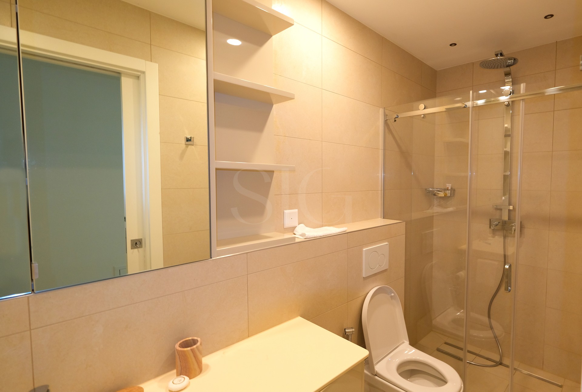 Modernes Badezimmer mit Dusche und WC