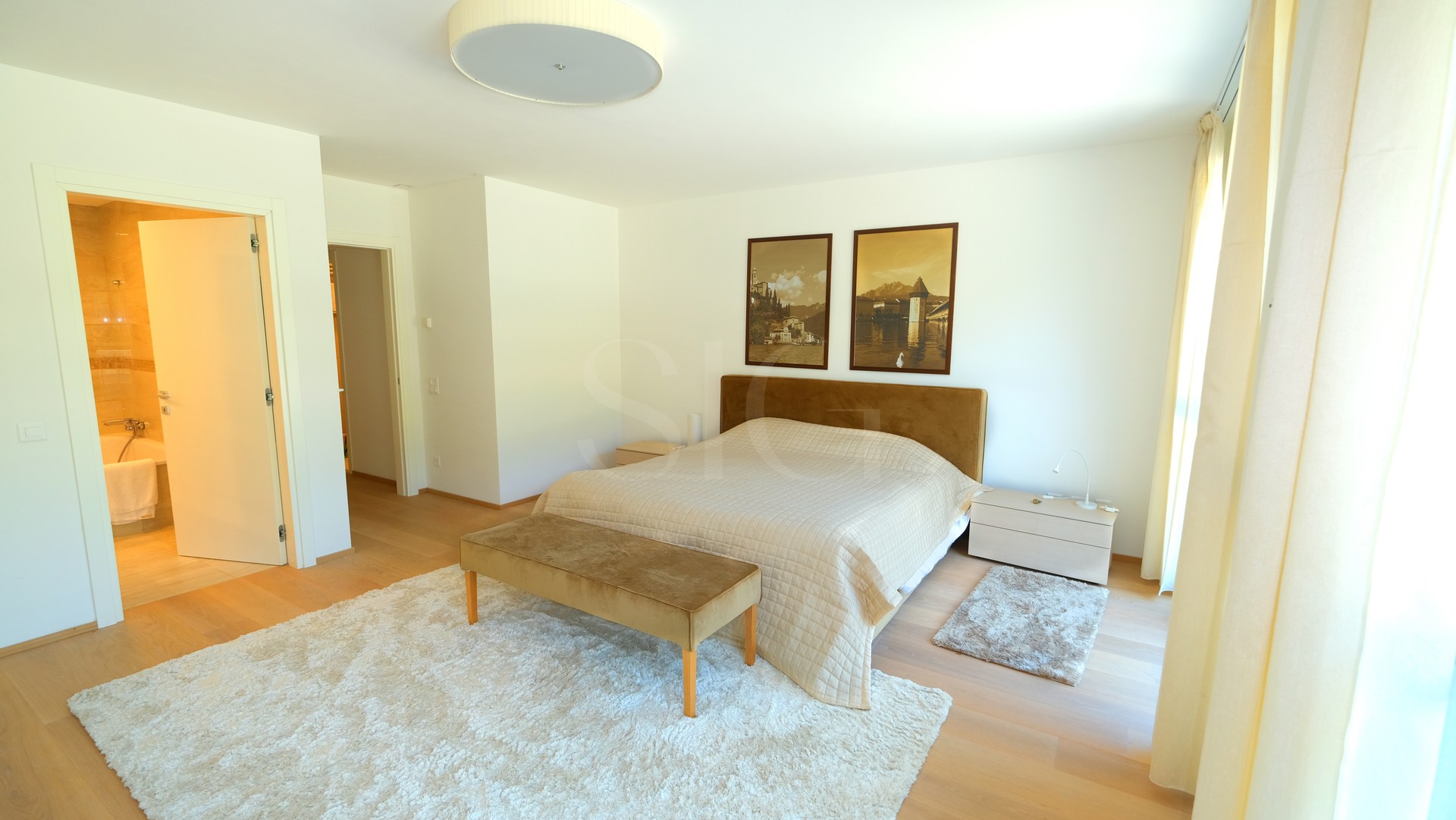 Helles Schlafzimmer mit offenem Badzugang