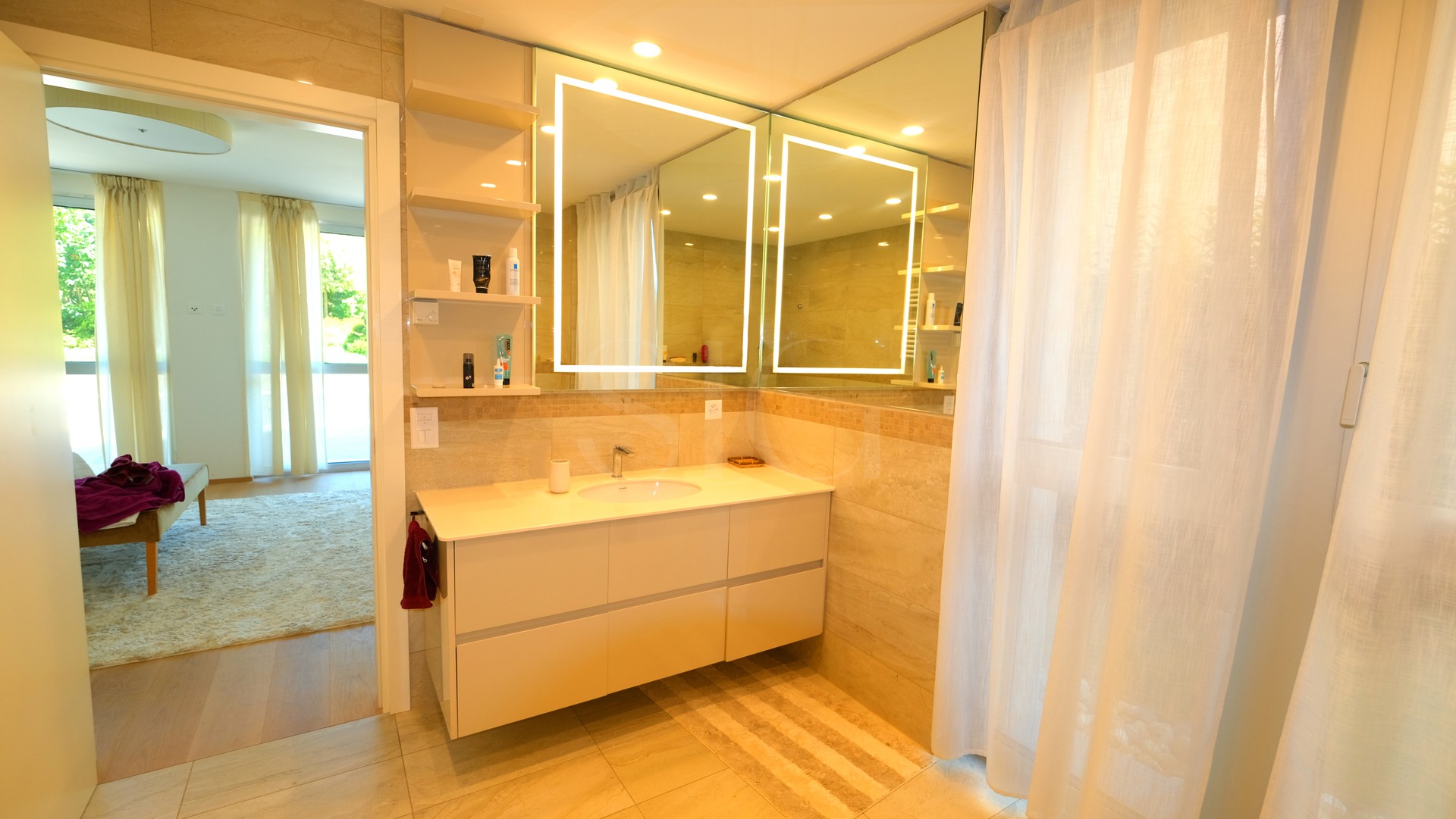 Modernes Badezimmer mit Spiegelwand und Waschtisch