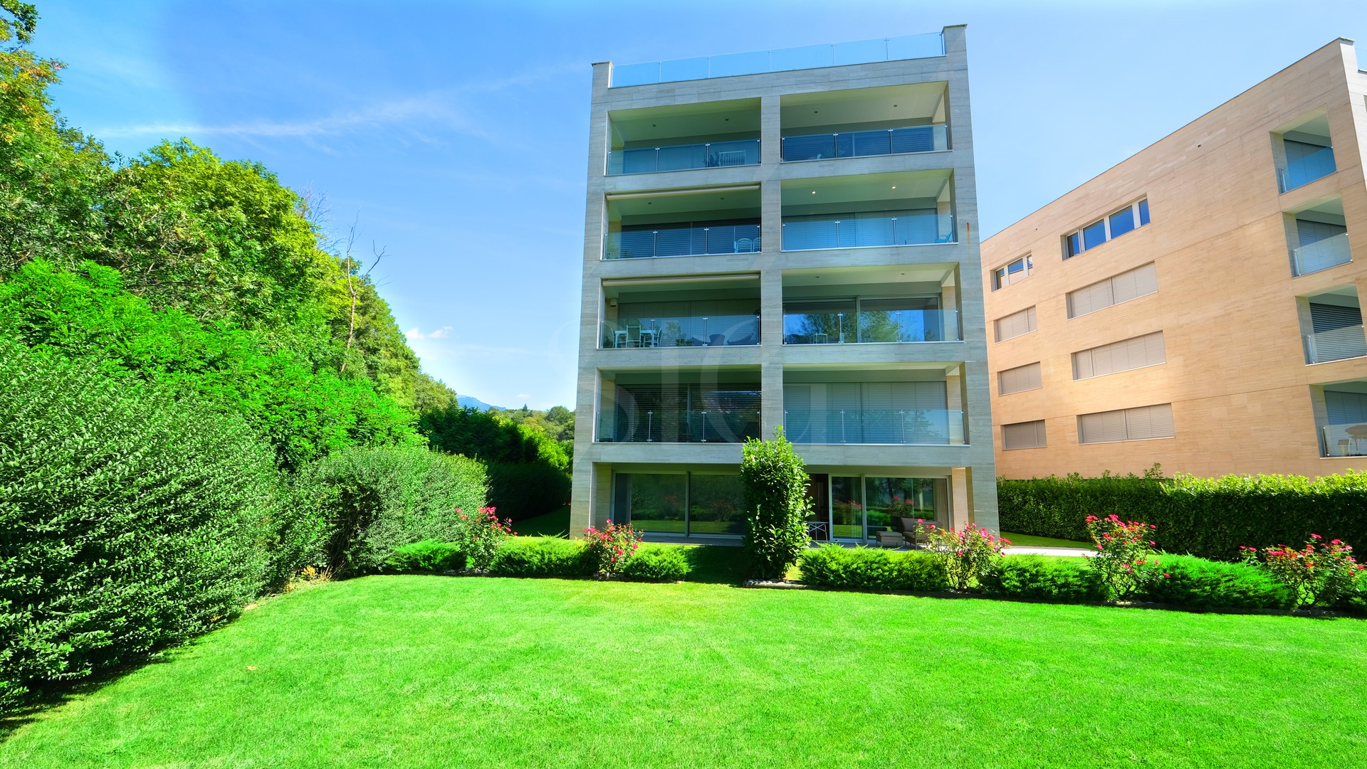 Modernes Mehrfamilienhaus mit Garten