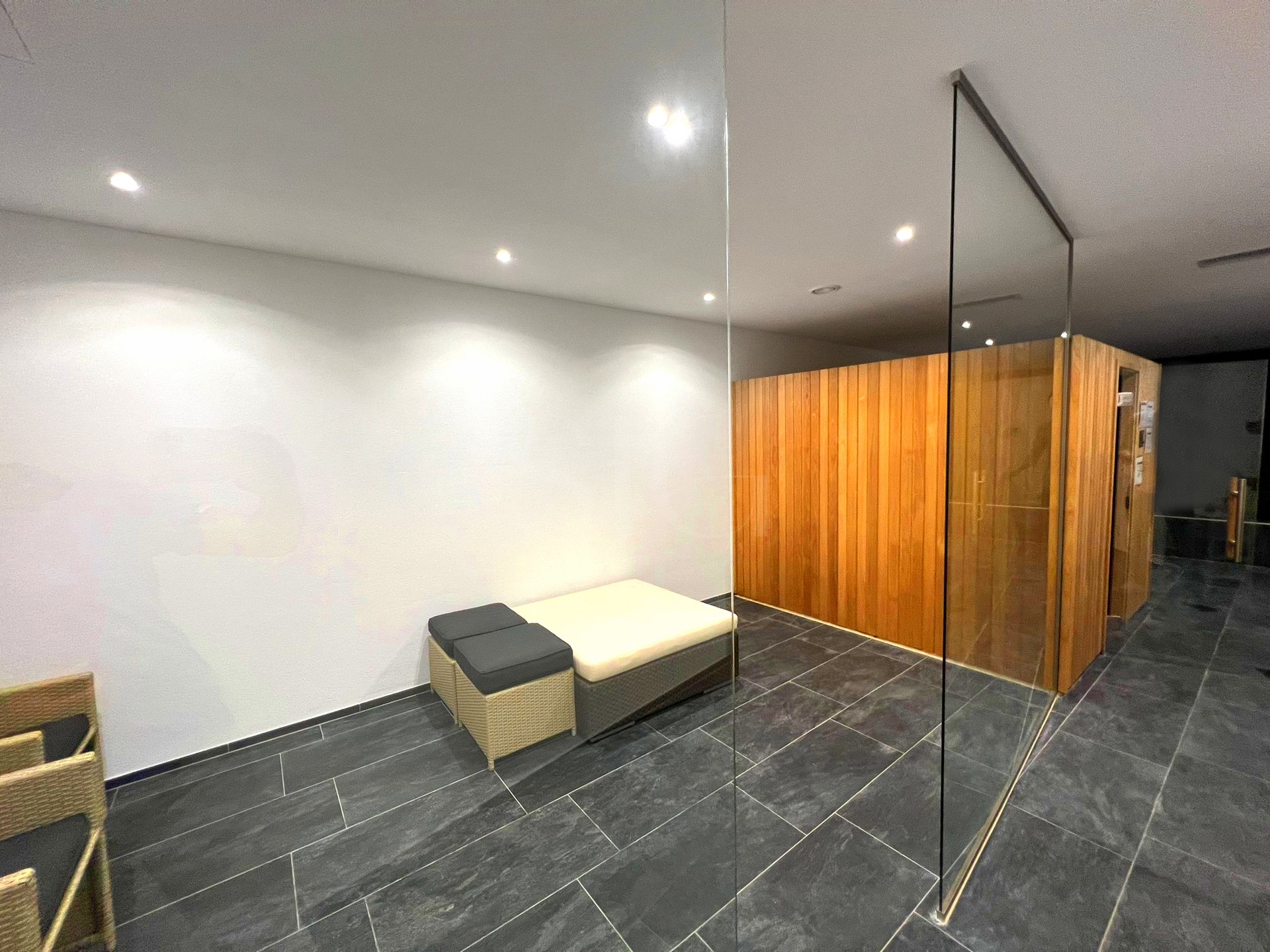 Moderne Wellness-Lounge mit Sauna